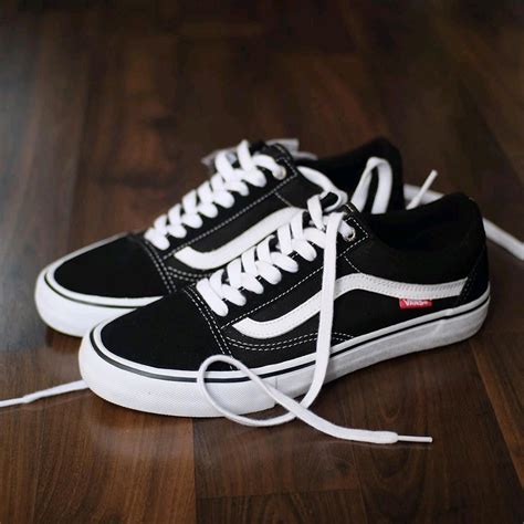 A random doodle drawn by founder paul van doren, and originally referred to as the jazz stripe. today, the famous vans sidestripe has become the unmistakable—and instantly recognizable—hallmark of the. Jual vans old skool pro black white original di lapak ...