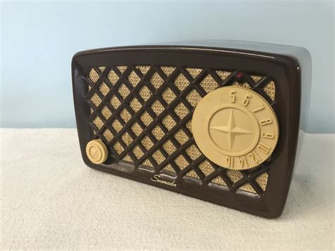 Serenader Tube Radio | Transistor radio vintage, Radio shop, Retro radio