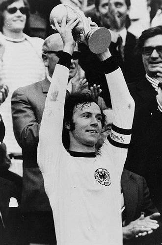Franz Beckenbauer Kapitän Der Deutschen Nationalelf Reißt Den Pokal