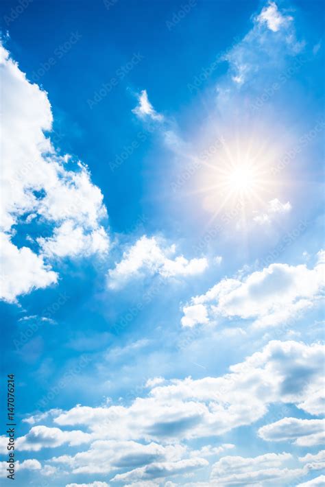 Blauer Himmel Mit Wolken Und Sonne Als Hintergrund Stock Foto Adobe Stock