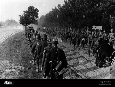 Deutsche Infanterie während dem Vormarsch an der Ostfront 1941