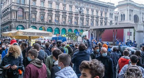 Milano Folla In Centro