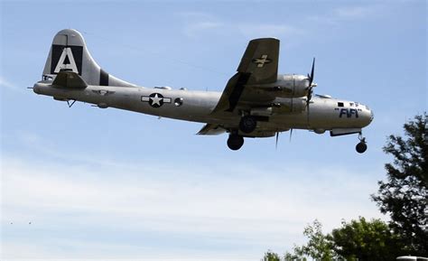 Zainisaarithe Worlds Only Flying Wwii Boeing B 29 Superfortress Comes