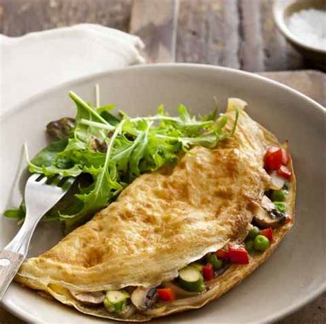 Kocok telur bersama garam, merica, dan lada hitam. Aneka Resep Omelet Telur Enak Gurih dan Lezat Cocok Buat ...