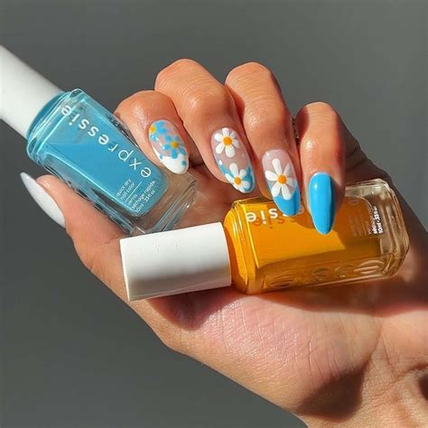 11 Daisy Nail Designs Youll Want To Flaunt All Summer Long