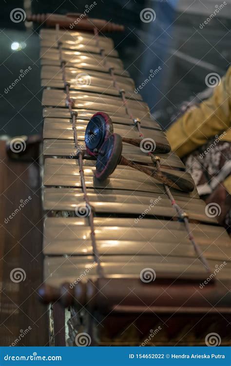 Slenthem Um Instrumento De Música Tradicional Javanese Foto De Stock