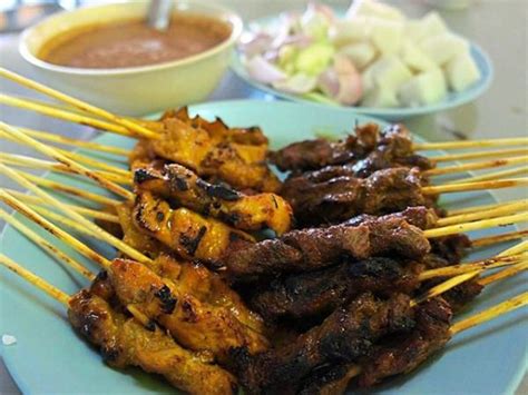 These barbequed chunks of meat skewered on bamboo sticks are served with peanut sauce and nasi impit (compressed rice cubes) or ketupat (rice dumpling wrapped in a woven palm leaf pouch). Sate Kajang Haji Samuri - Kajang | TravelMalaysia