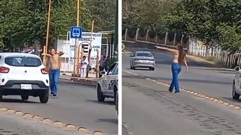 mujer se desnuda en la calle para exigir que le regresen su plaza de maestra unotv