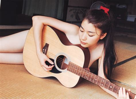 成海璃子のセミヌード裸ギタープレイワロタ みんくちゃんねる