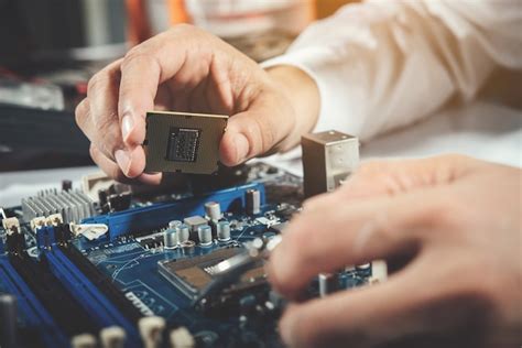 O Técnico Consertando O Computador Hardware De Computador Consertando