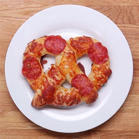 Cheese Stuffed Pizza Pretzels [video] Recipes Yummy Food Food