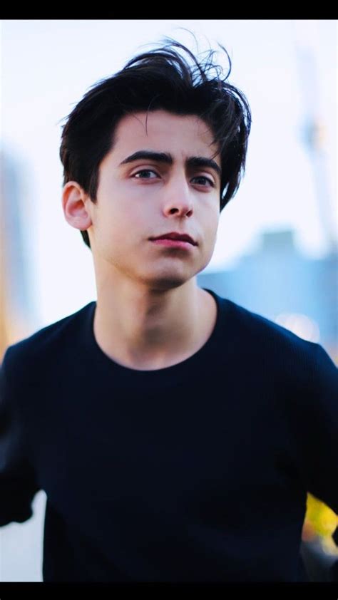 He perfectly captures the character's nuanced morals, rapier wit, and impulsive aidan gallagher girlfriend. Pin de Zoe Hall en ♡Aidan Gallagher♡ | Chicos famosos ...