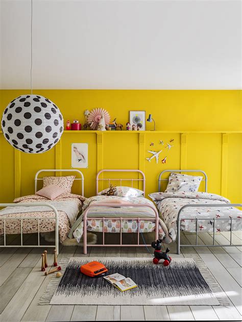 Dans le salon, vous pourrez notamment peindre l'un de vos murs en jaune moutarde et y installer un joli canapé rose. Bien choisir la couleur d'une chambre d'enfant - Marie Claire