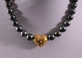 Schwarze Perlenkette mit Goldschließe | Badisches Auktionshaus