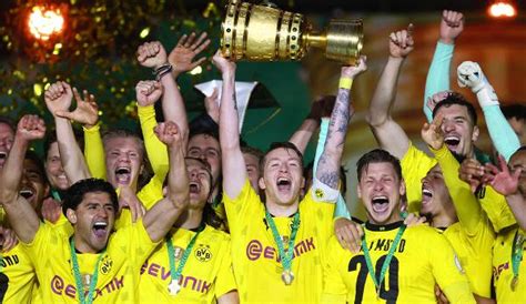 Bvb Kapitän Marco Reus Ragt Beim Dfb Pokalsieg Von Borussia Dortmund
