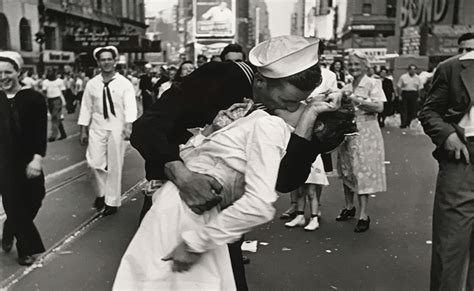 La Vera Storia Del Bacio In Times Square Di Alfred Eisenstaedt • Uozzart