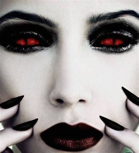 Sexxxxyyyy blood maquillaje de terror. Cara con ojos de reptil rojos | Vampiro de halloween, Como ...
