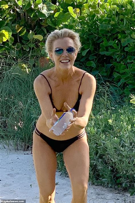 Megyn Kelly Mostra Il Suo Corpo In Bikini Durante Una Vacanza In Famiglia Alle Bahamas PFCONA