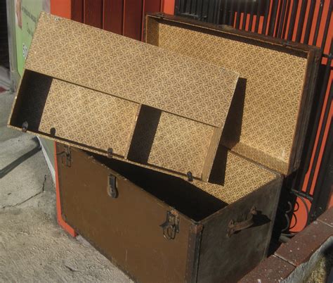 Uhuru Furniture And Collectibles Sold Trunk 50