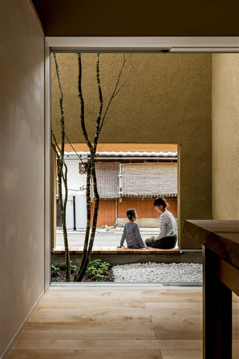 Selain desainnya yang apik, rumah minimalis sederhana juga menggunakan material dengan tingkat ketahanan yang awet untuk dipakai dalam jangka waktu kehadiran taman hijau yang alami ini justru akan membuat suasana rumah menjadi lebih sehat dan segar. Desain Rumah Yang Alami Dari Hearth Architects Jepang