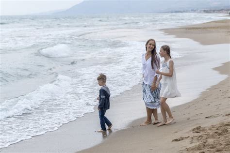 Madre Y Su Hija E Hijo En La Playa Foto De Archivo Imagen De Cabrito