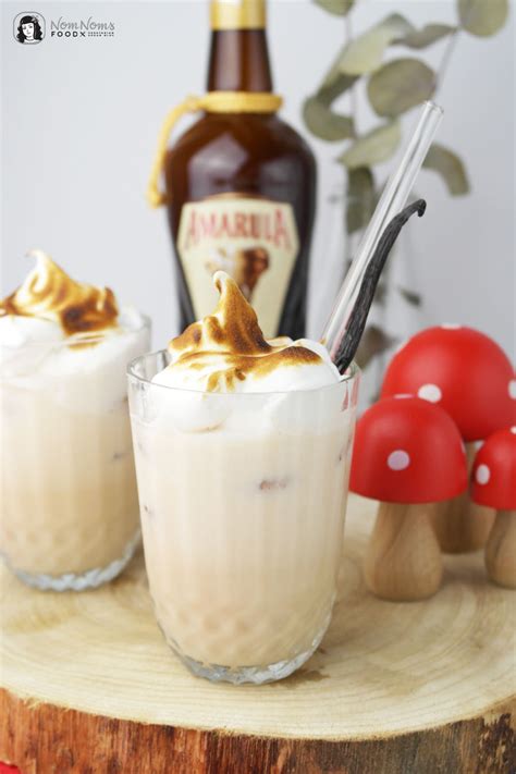 Adding pomegranate juice and rose nectar creates a beautiful pink drink, fit for a couple's night. Amarula Flamed Vanilla Cocktail mit Vanille-Baiserhaube ...