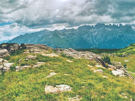 在意大利阿尔卑斯山的夏季之旅山高清图片下载 正版图片505601093 摄图网