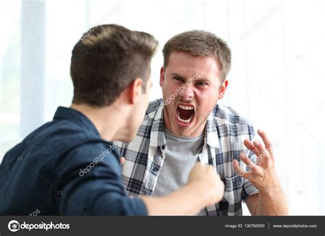 Dos Hombres Enojados Discutiendo Y Amenazando Fotografía De Stock