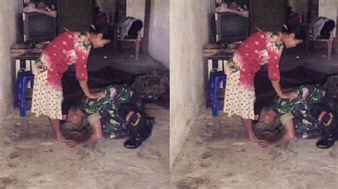 Cium Kaki Sang Ibu Foto Tentara Ini Bikin Haru Dan Menjadi Viral Di
