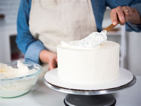 Cakes with more layers need more buttercream, and this calls for a large piping bag. Decorate Your Own Cake Large | Bruin Blog