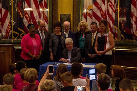 Gov Snyder Signs Third Grade Reading Bill That Includes Retention