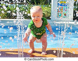 Niño bañándose afuera. Un niño gracioso bañándose en una tina