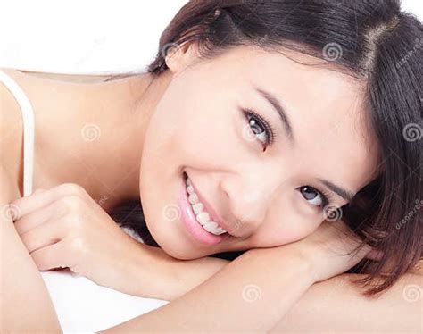 o retrato da face do sorriso da mulher relaxa dentro o pose foto de stock imagem de facial