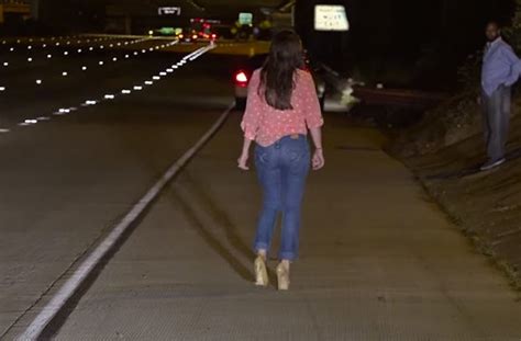 Una Mujer Borracha Para Su Coche En Mitad De La Autopista Y Hace Lo