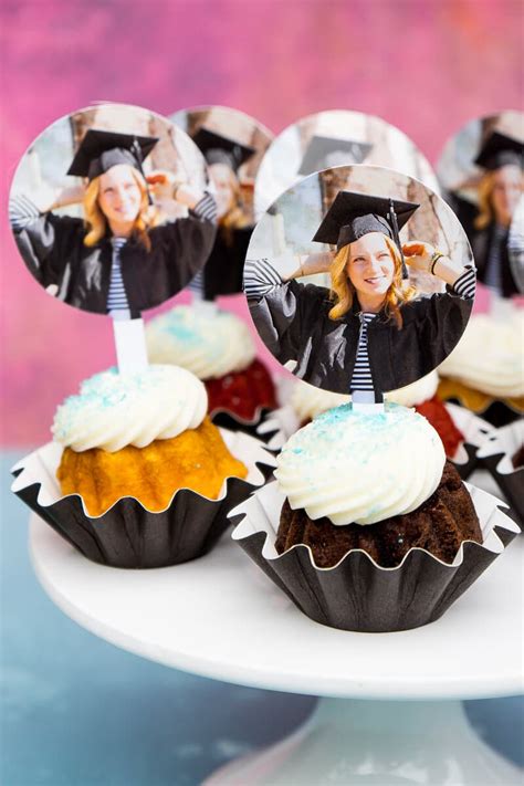 Simple parties this like type will not bother you with so much to prepare. 7 Picture Perfect Graduation Decorations to Celebrate in Style
