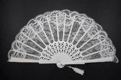 Los abanicos para boda son uno de los regalos más buscados por los novios para regalar como los abanicos para bodas baratos los pueden conseguir sin personalizar o personalizados con la. Abanicos para Bodas en Color Marfil - Boshi