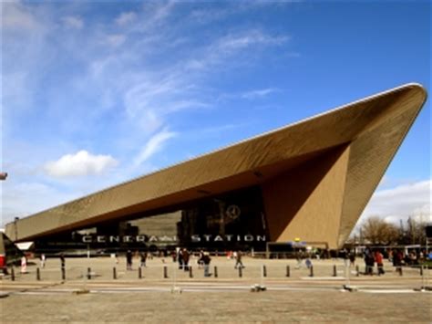 Nearly 110,000 travellers pass through central station every day to catch a bus, tram, metro or train. Rotterdam Centraal Station - Nieuwbouw Architectuur Rotterdam