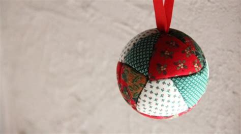 Bricolage pour réaliser des boules de noël avec une boule en polystyrène recouverte de tissu aux couleurs et aux motifs de noël. Decoration de noel en tissu a faire soi meme - Idée de ...