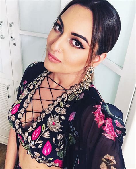 Sonakshi Sinha Proves Us That How You Can Nail Glam In Ethnic Lady India