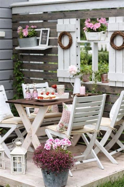 Furniture with a dark mahogany finish. How to make a shabby chic garden with matching decoration ...