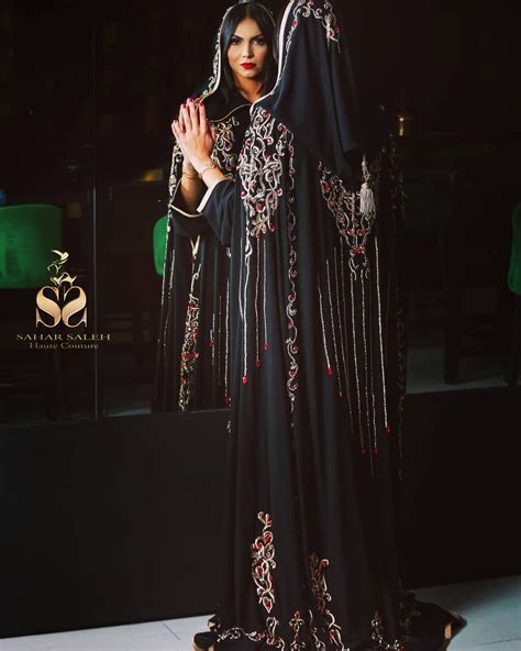Limage contient peut être une personne ou plus personnes debout et texte Fashion Niqab