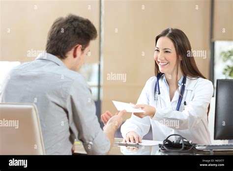 Glücklich Arzt Weiblich Geben Ein Rezept Ihrer Patientin In Einem