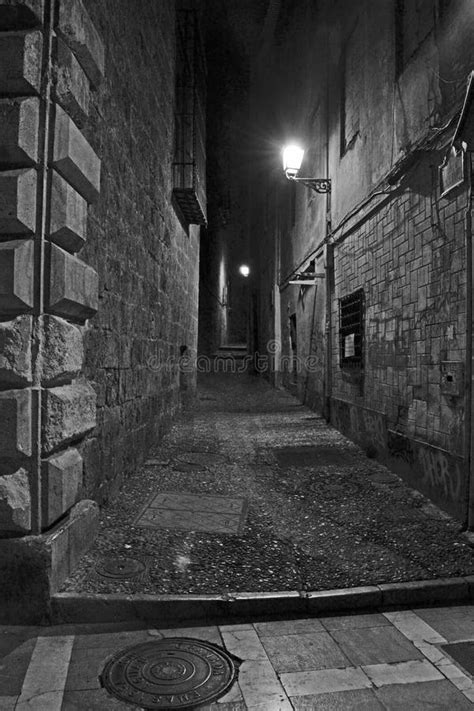 Dark Mysterious Alleyway Stock Image Image Of Danger 29221077