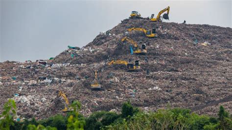The Garbage Mountains On The Outskirts Of Jakarta Attract Researchers