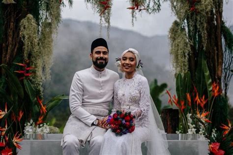 Yuna yang cantik mengenakan dress berlabuci berwarna silver serta turban berwarna coklat cair kelihatan. 13 Artis & Selebriti Popular Malaysia Yang Berkahwin ...