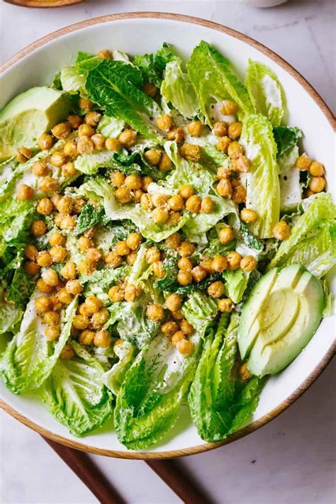 This Vegan Caesar Salad With Garlicky Chickpea Croutons Is So Easy To