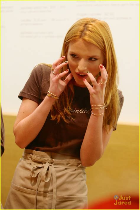 Bella Thorne Serves Up Sprinkles Cupcakes To Grove Shoppers Photo 756388 Photo Gallery