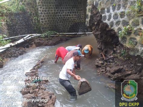 Dpu Ckpp Banyuwangi Perbaiki Jembatan Penghubung Dua Desa Yang Ambruk