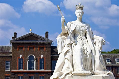 伦敦肯辛顿宫维多利亚女王雕像照片 正版商用图片0qfiuj 摄图新视界