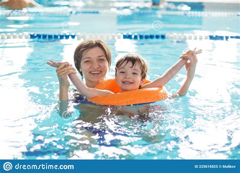 妈妈教孩子在泳池里游泳 健康家庭母亲教婴儿游泳池 库存图片 图片 包括有 活动家 婴儿 喜悦 有效地 225616825